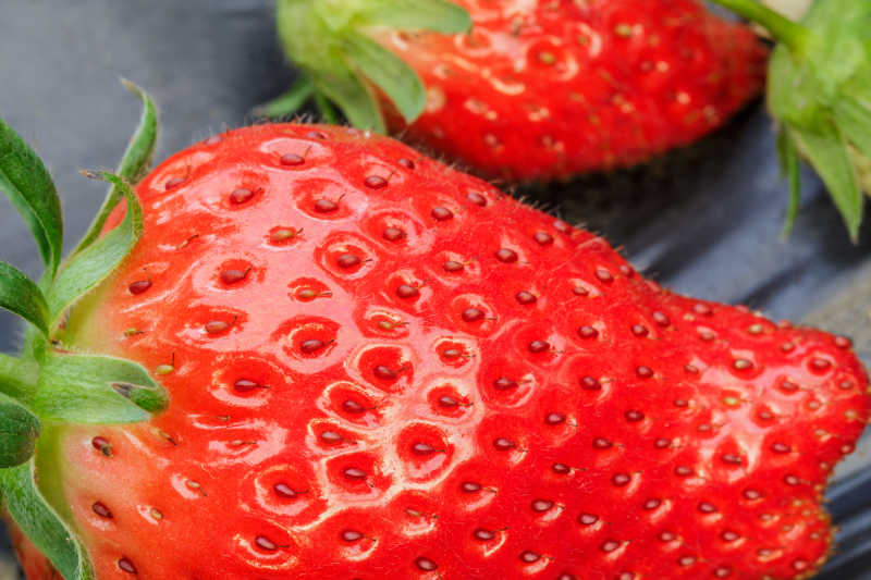 新鲜水嫩的草莓