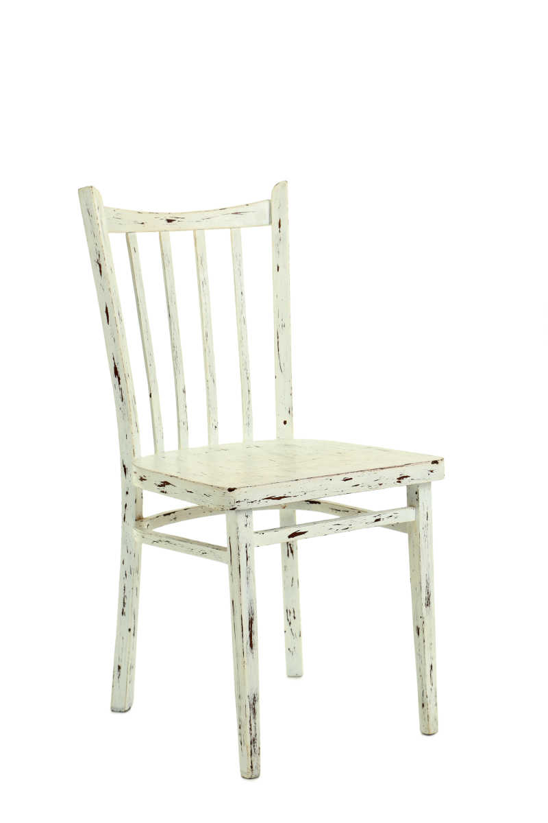 白色背景下的旧木椅