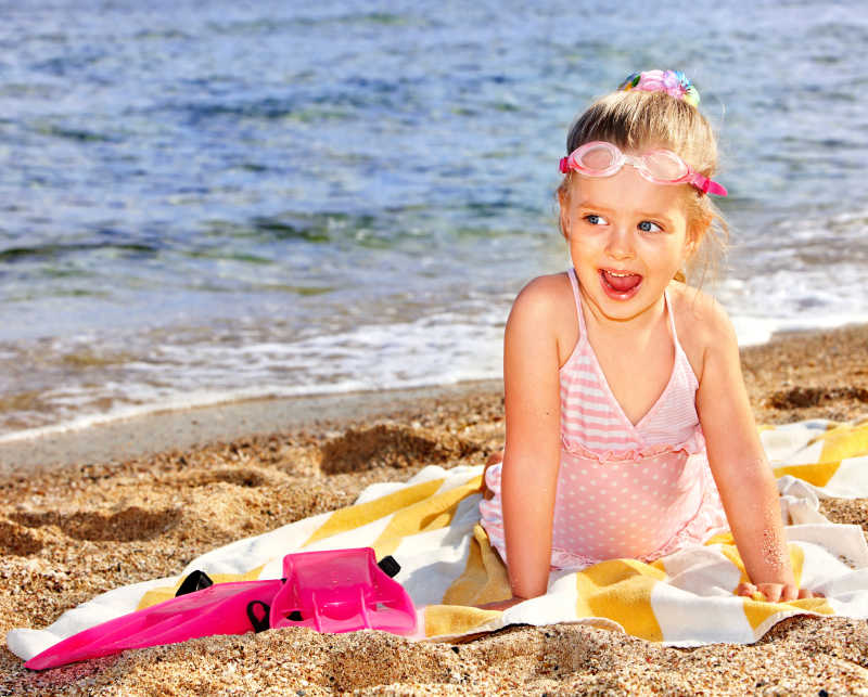 在海滩上戴泳镜的小女孩
