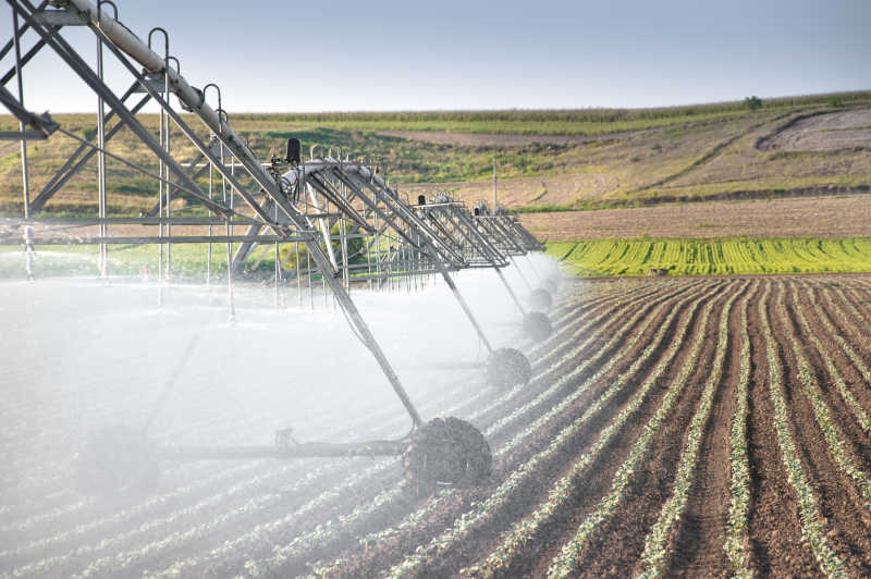 灌溉设备在农田浇水