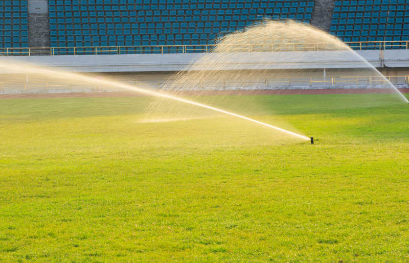 浇灌系统在给草坪浇水