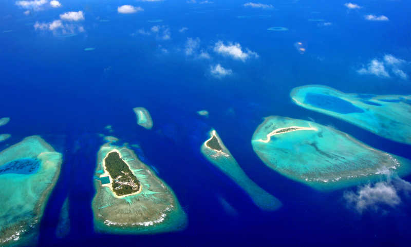 鸟瞰马尔代夫的小岛