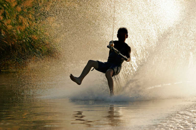 赤脚滑水的男人