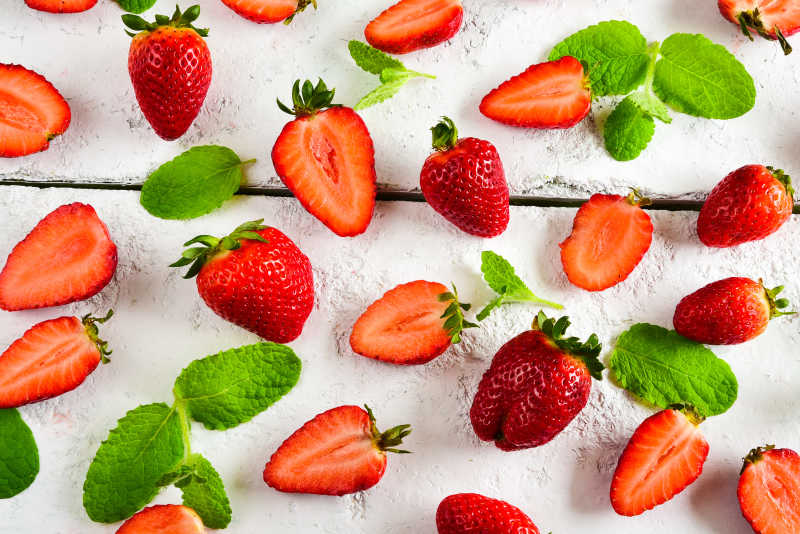 白色桌子上的草莓