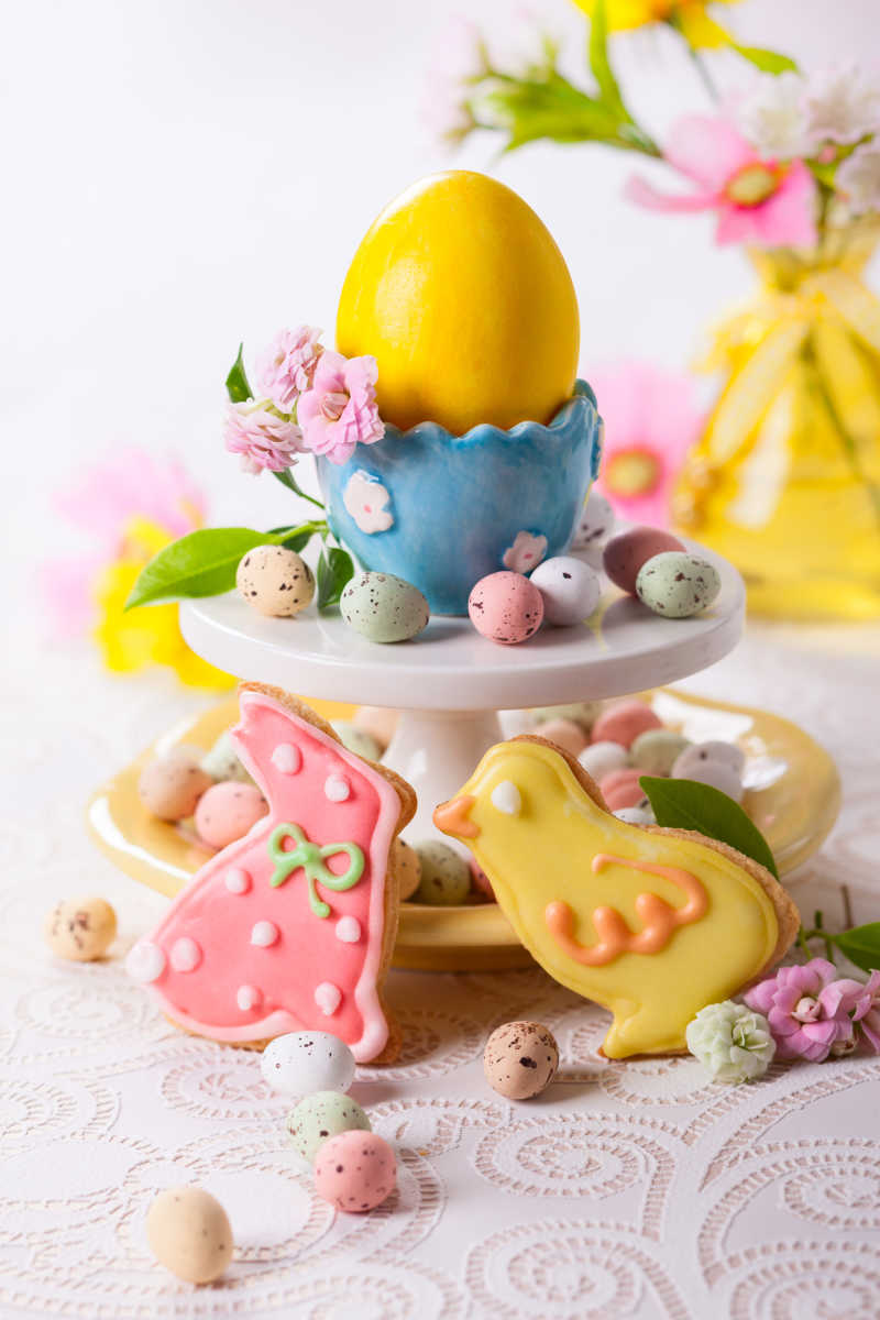 复活节自制装饰饼干和复活节彩蛋