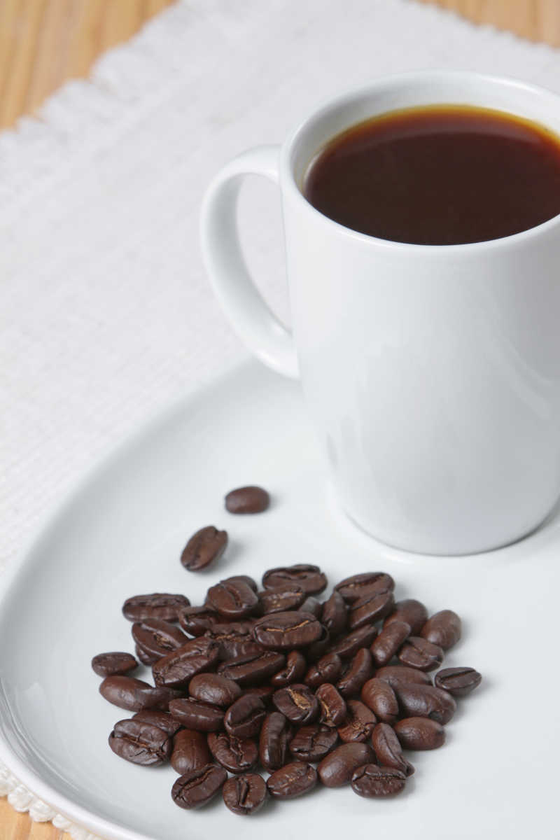 一杯咖啡与咖啡豆