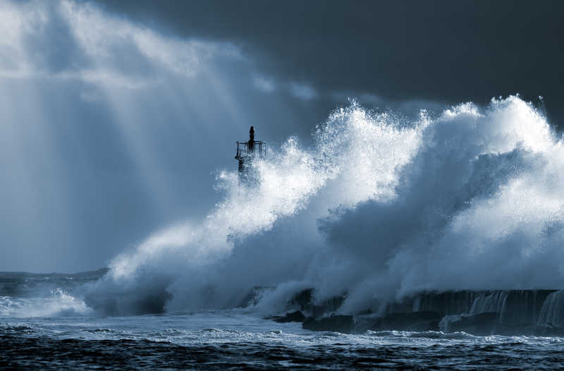大海中被海水冲刷的灯塔