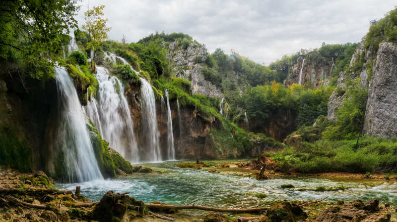克罗地亚美丽的森林公园瀑布