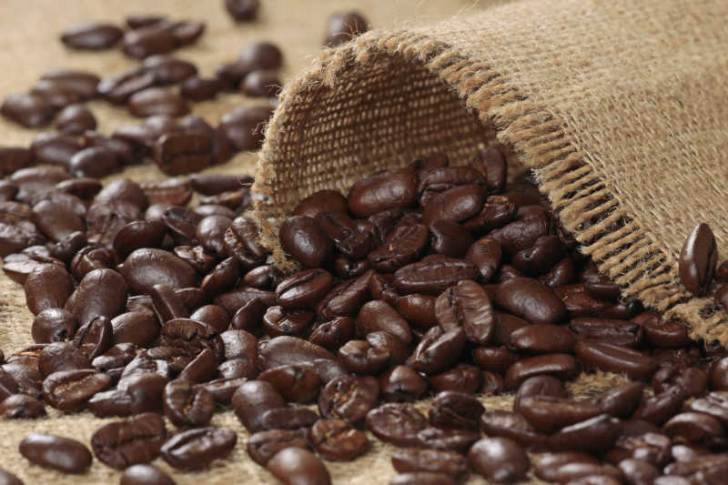 麻袋里的天然咖啡豆