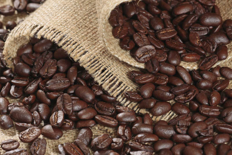 麻袋里的棕色咖啡豆