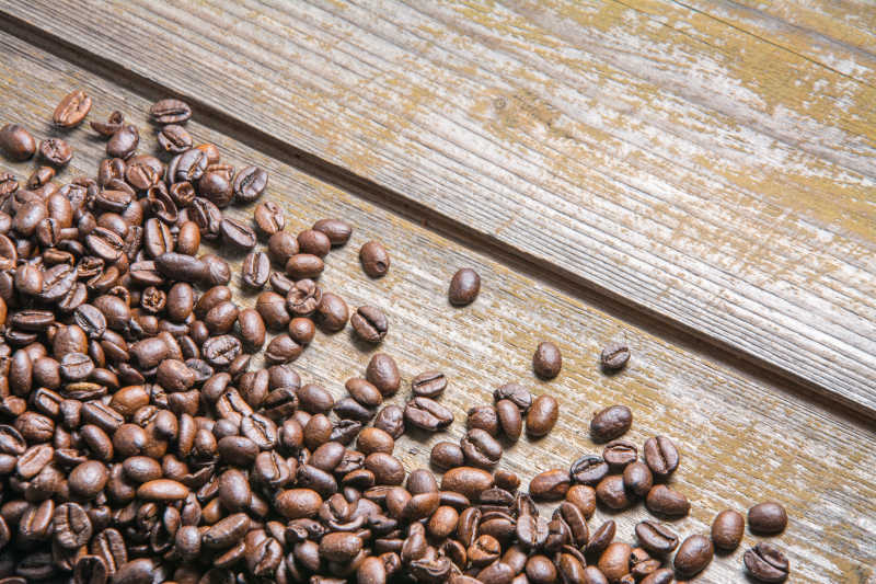旧木板上的棕色咖啡豆