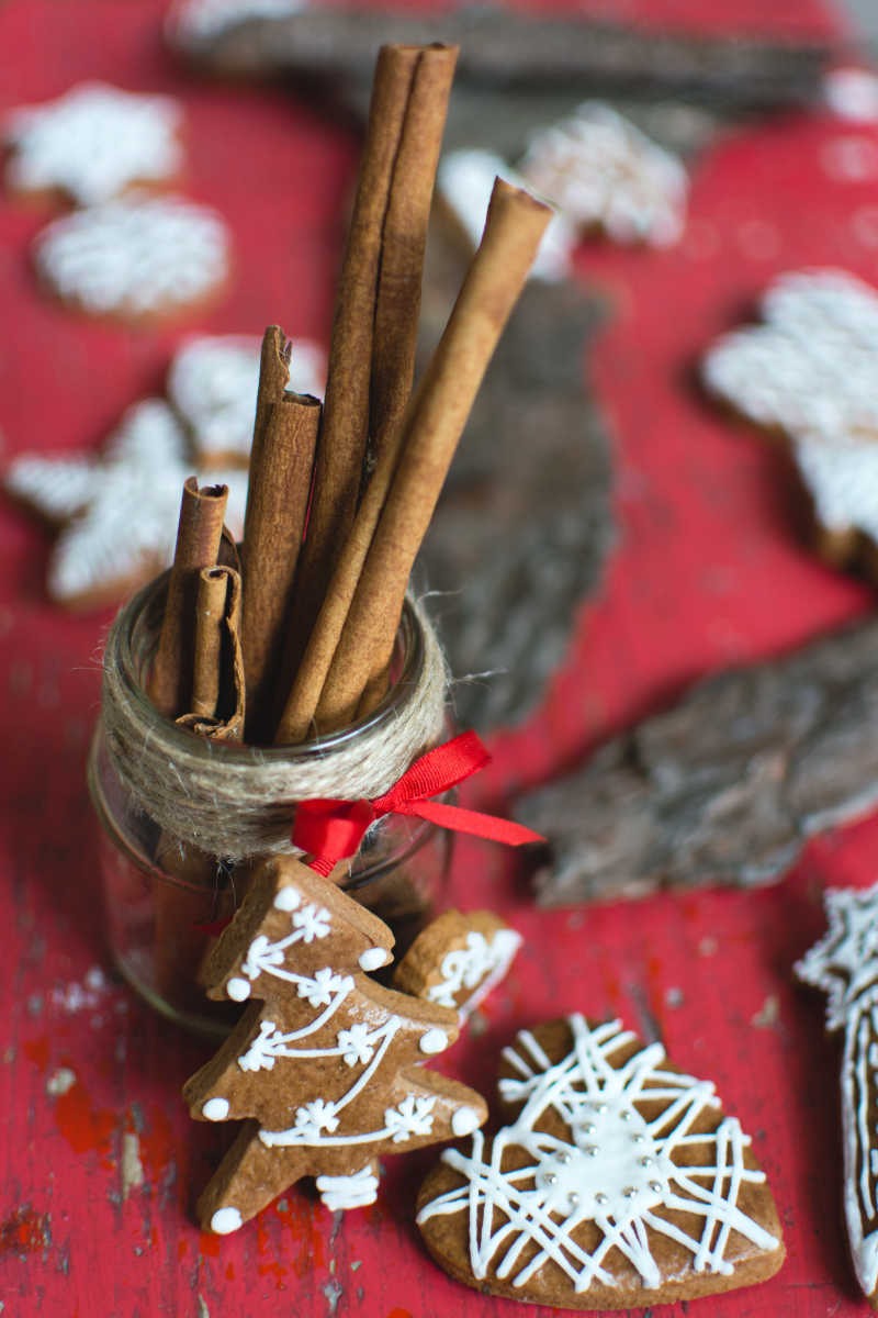 圣诞树状的饼干与香料