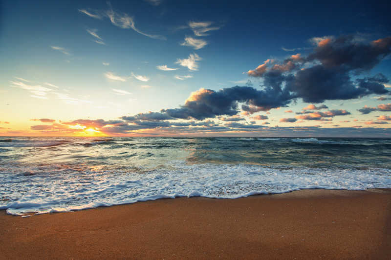 日出时海滩上的场景