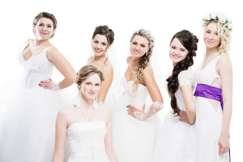 在白色背景下工作室拍照的六位美丽的新娘