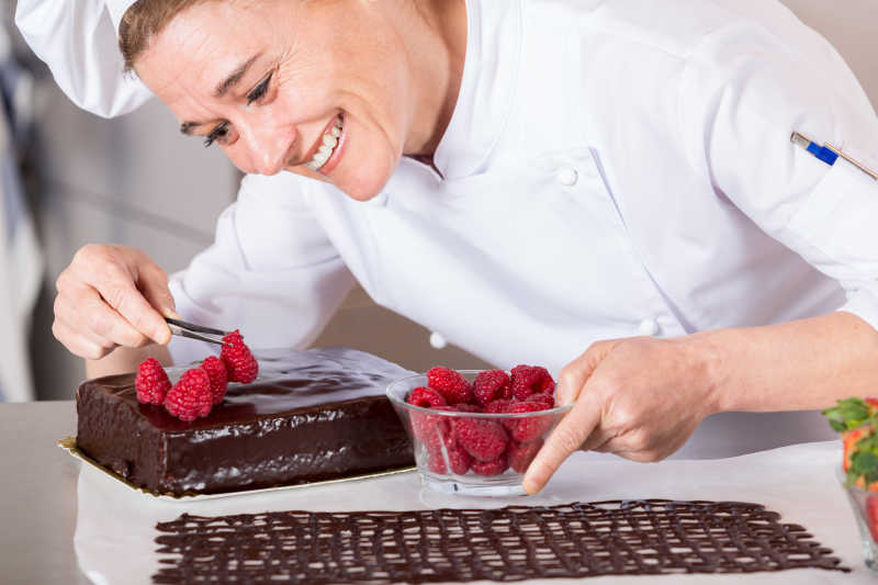 草莓点缀的巧克力生日蛋糕