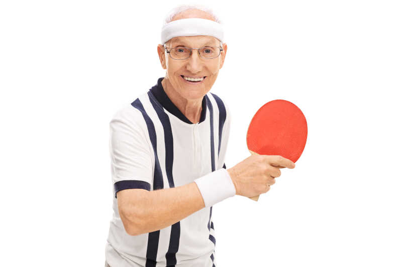 打乒乓球的快乐老人