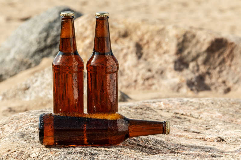 岩石上的三瓶啤酒