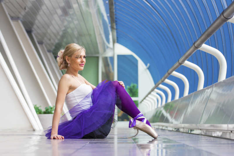 坐在地板上的年轻芭蕾舞演员