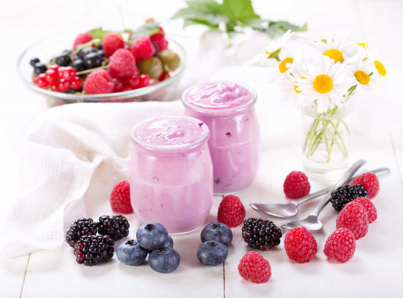 新鲜浆果和蓝莓酸奶