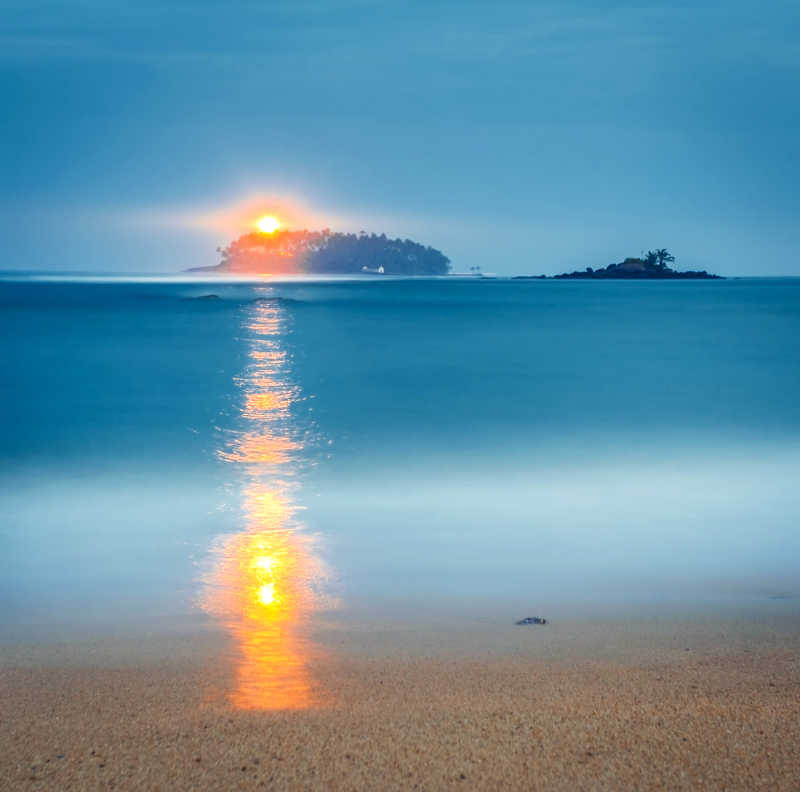 日落时斯里兰卡的海上岛屿
