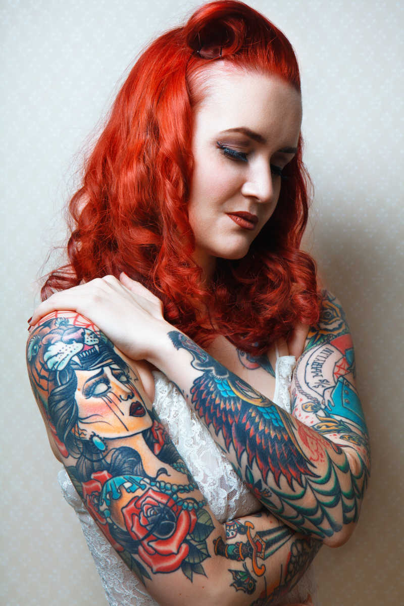 迷人的红发纹身女孩