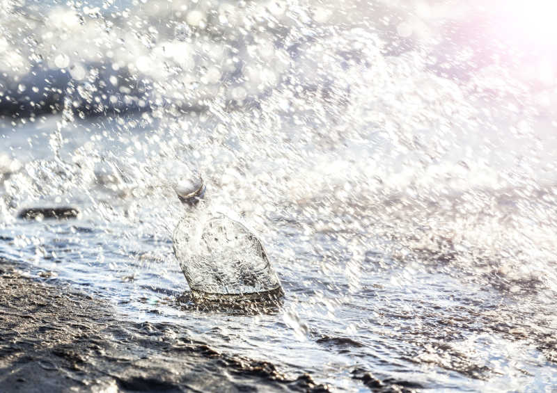 大雨里沙土中的玻璃瓶子