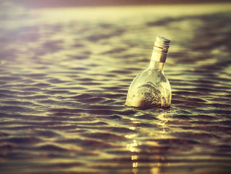 海中漂浮的玻璃瓶子