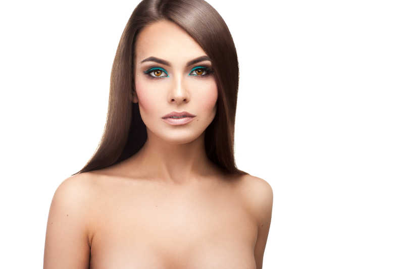 年轻的性感女士健康的皮肤妆和完美的直发型隔离在白色的背景