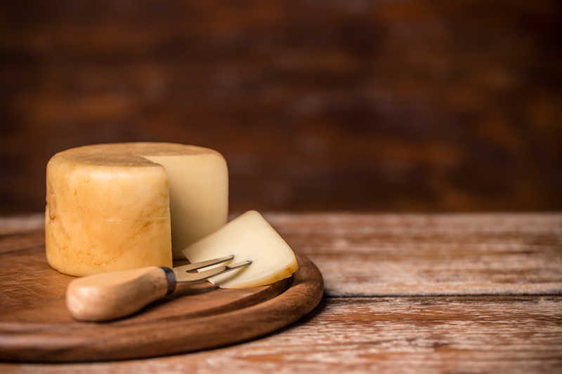 木制叉上的奶酪