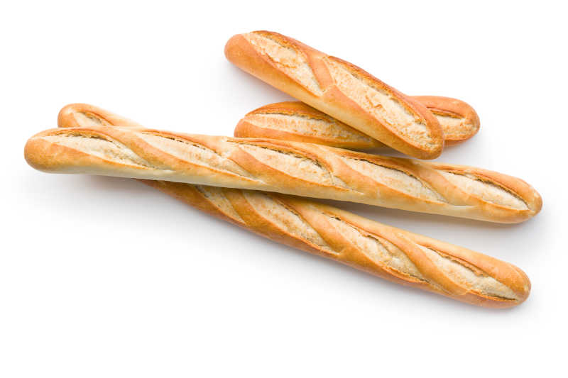 白色背景下的法国长棍面包