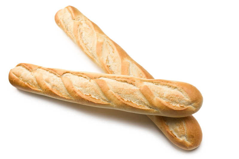白色背景下烤熟的长棍面包