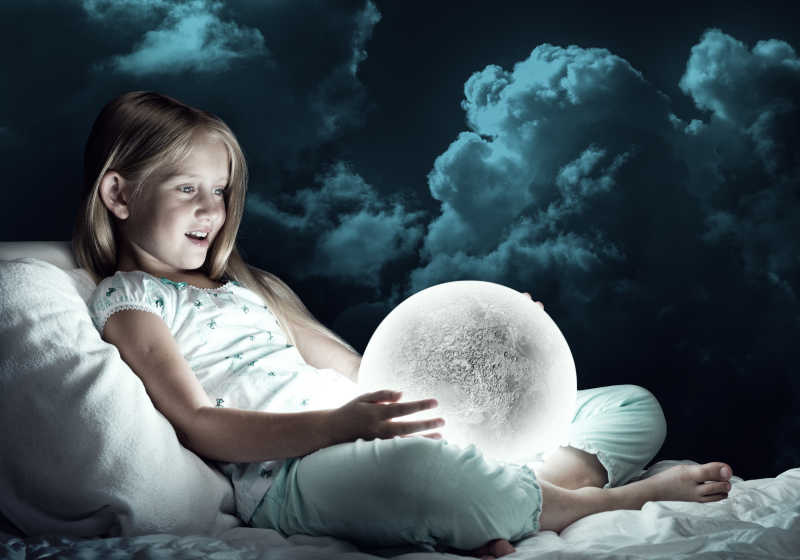 坐在床上看月亮的可爱女孩