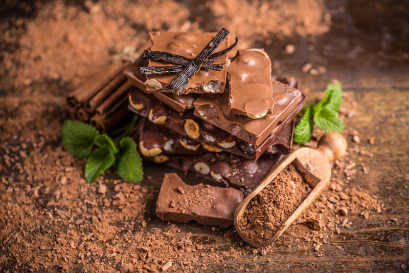 棕色的巧克力和可可粉