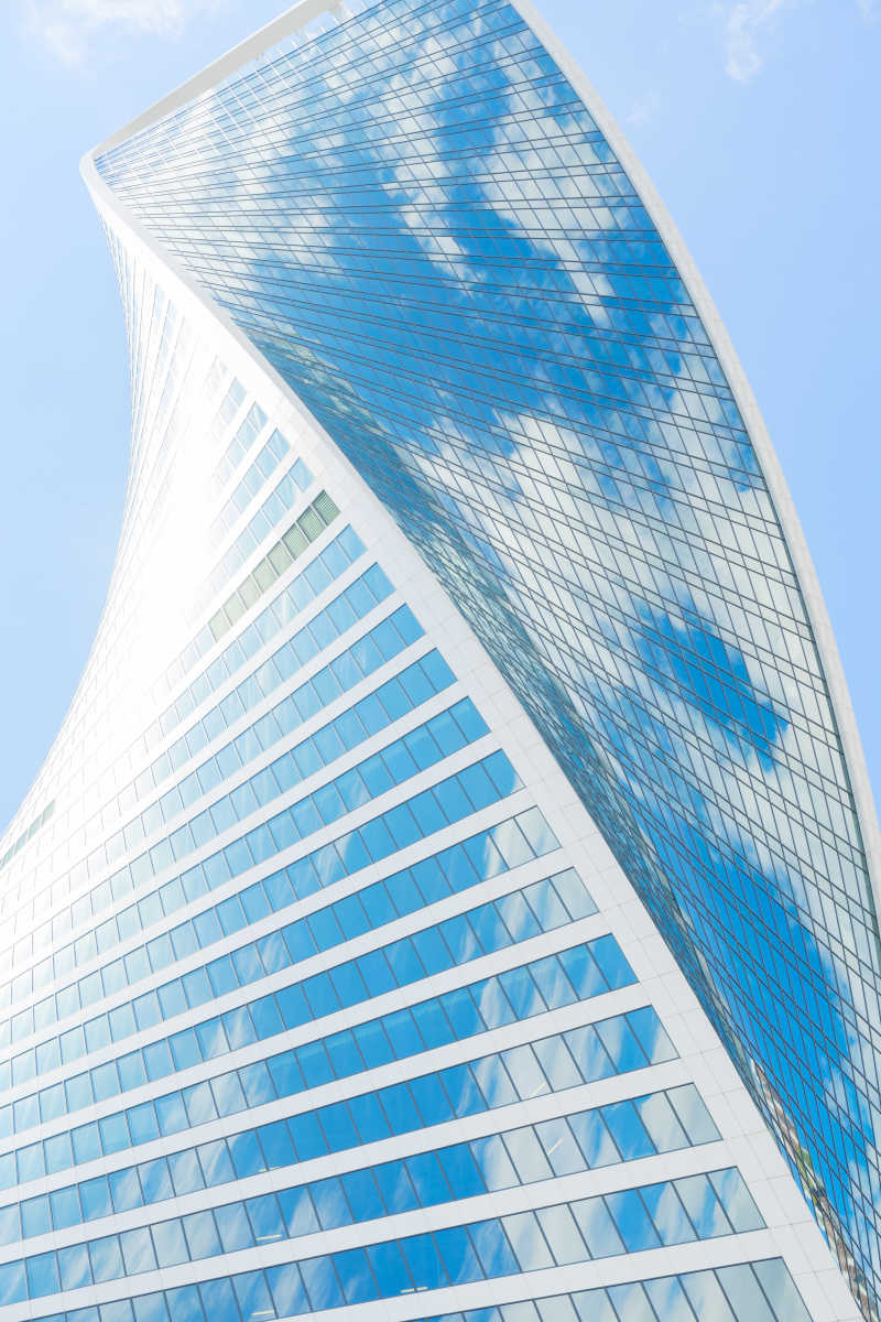 现代化的玻璃摩天大楼