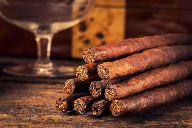 在旧木桌上放松的优质雪茄