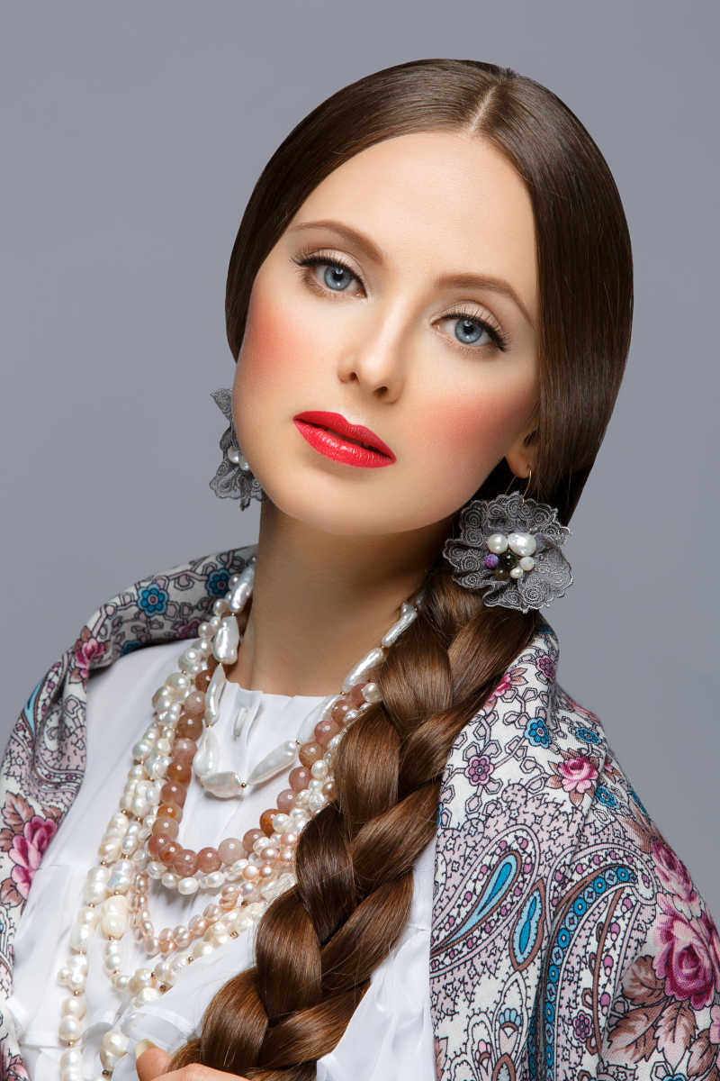 灰色背景下气质优雅的俄罗斯女子