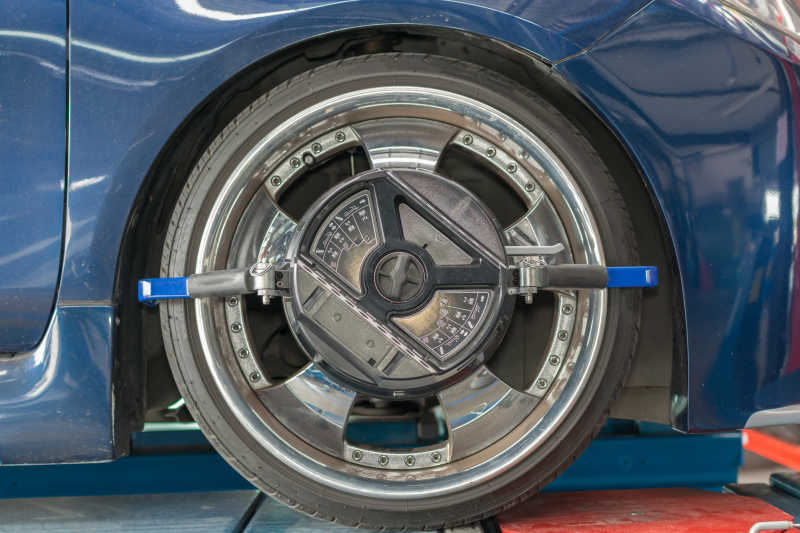 蓝色汽车轮胎的检查汽车悬架工作