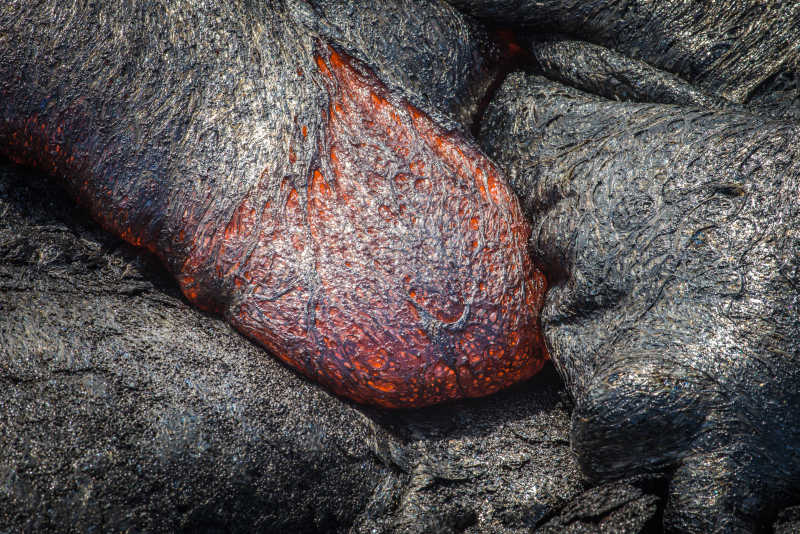 未冷却凝固的火山熔岩流