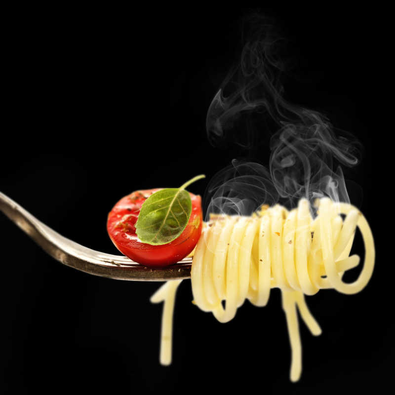 叉子上的意大利面和番茄
