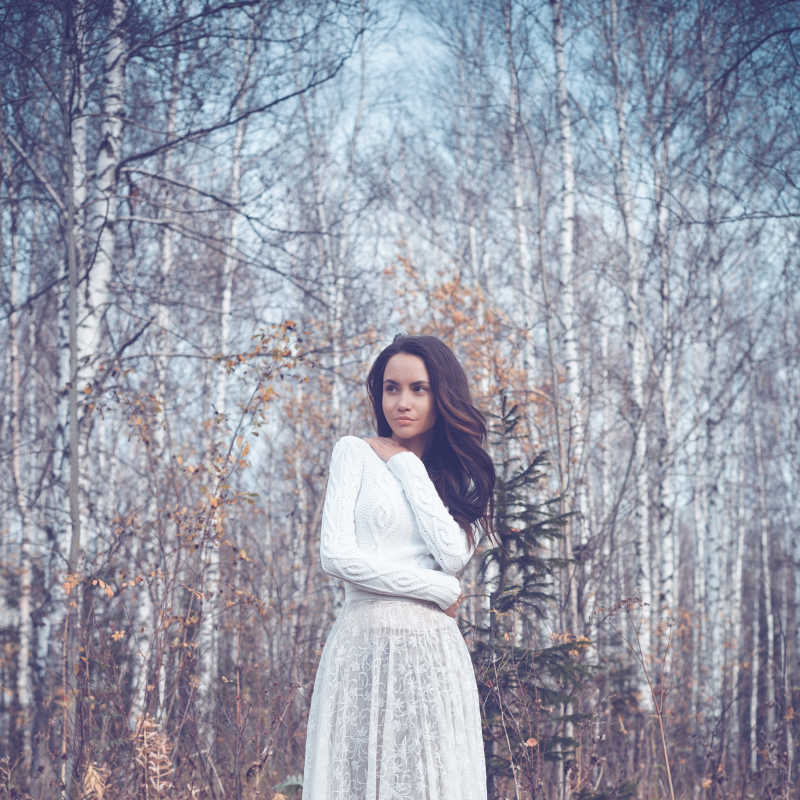 美女在白桦林中的时尚写真
