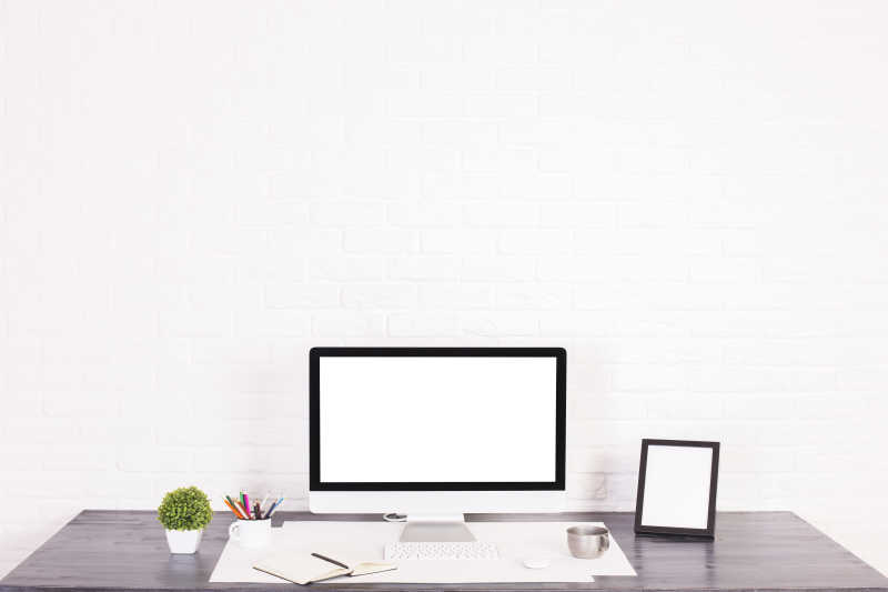 桌子上的白色屏幕笔记本电脑