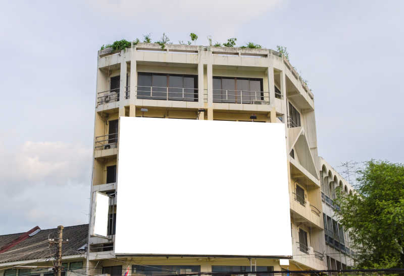 城市建筑物上的空白广告牌