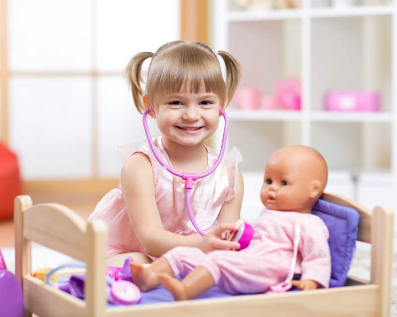 玩具娃娃和听诊器小女孩医生
