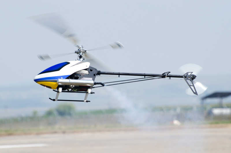 户外飞起来的遥控直升机模型