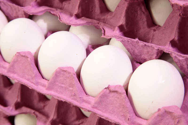 粉色叠纸盘里的新鲜鸡蛋