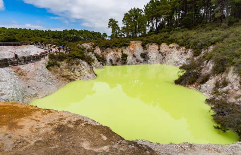 地热公园附近的罗托鲁阿火山