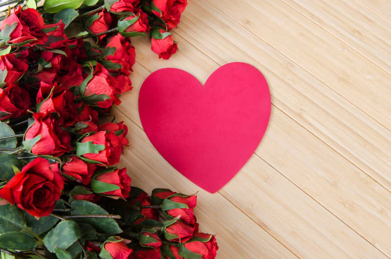 木板上的玫瑰和心形贺卡