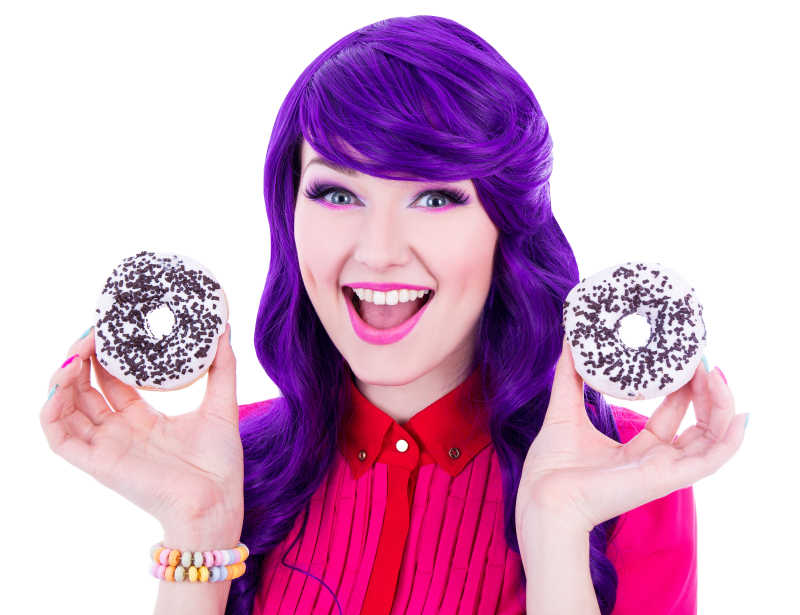 快乐的拿着甜甜圈的紫色长发年轻女孩