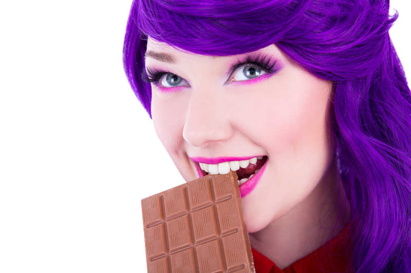 吃巧克力的年轻紫发女孩