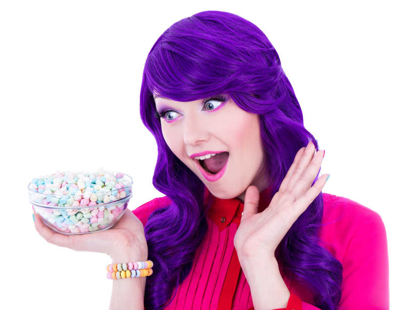 惊讶看着手中糖果碗的紫发女孩